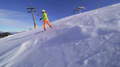 女孩滑雪山坡上瑞士阿尔卑斯山脉扔雪相机